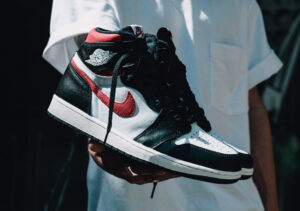 Giày Nike Air Jordan 1 Retro High 'Black Gym Red' - Ảnh 2